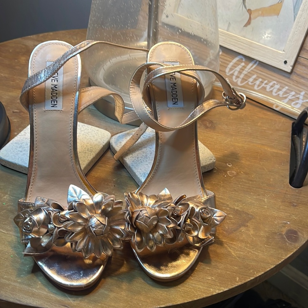 Steve Madden Rose Gold Sessie Heels 9 
Gorgeous rose gold.